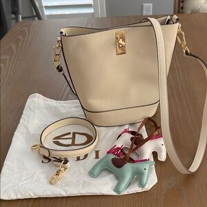 Chic Cream Bucket Shoulder Bag with Gold Accents